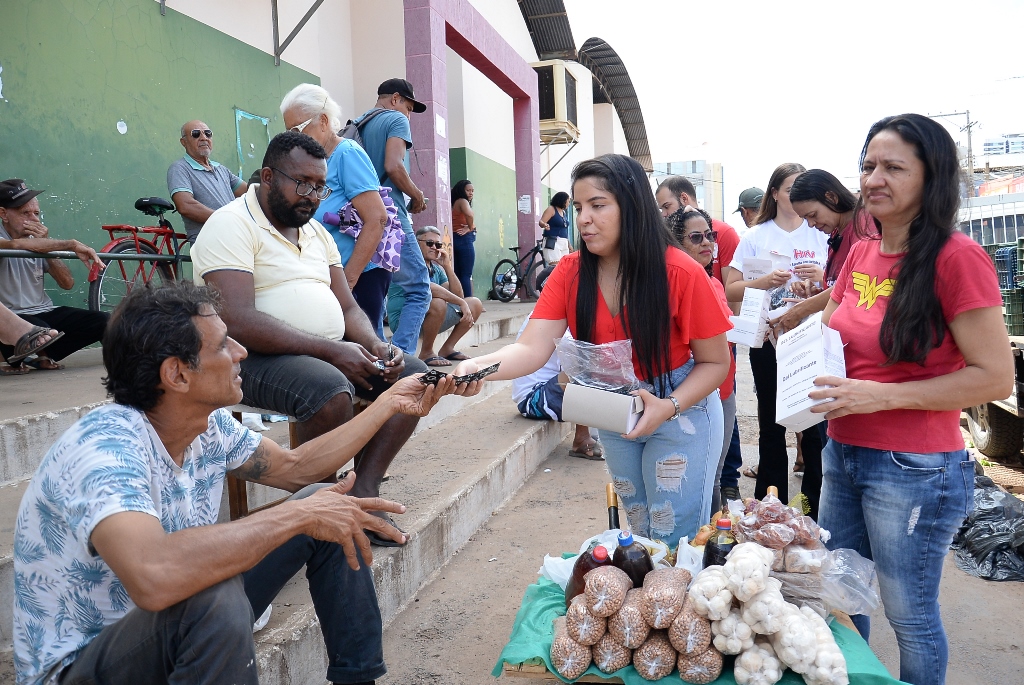 CTA realiza ação Dezembro Vermelho no Centro de Abastecimento de Barreiras focada na conscientização e prevenção contra HIV/Aids